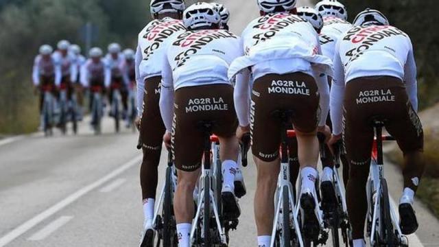 Los ciclistas del equipo AG2R Citroën Team, que están en Gandía desde el pasado sábado y se marcharán el día 16. Los ciclistas del equipo AG2R Citroën Team, que están en Gandía desde el pasado sábado y se marcharán el día 16.