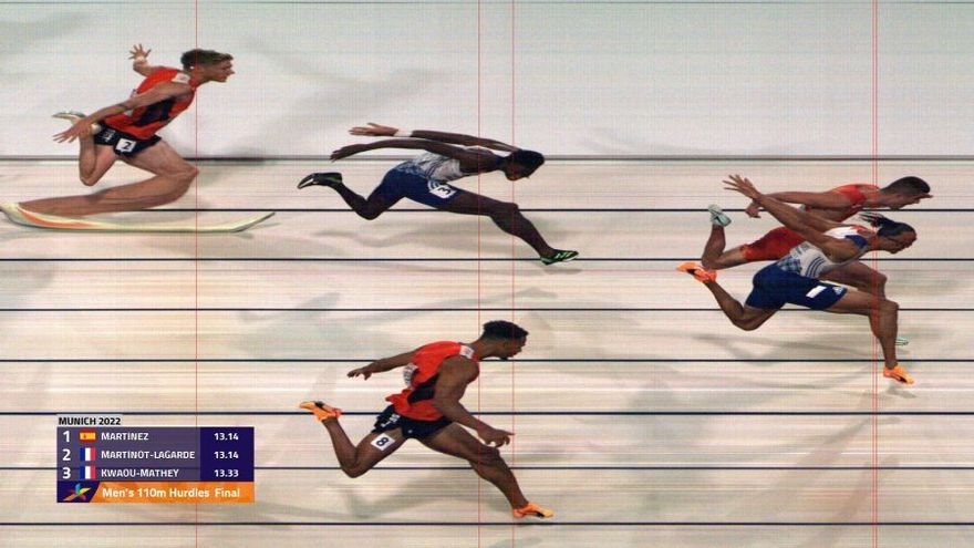 Foto finish de la apretada llegada a meta de Asier Mart&iacute;nez y el franc&eacute;s Pascal Martinot-Lagarde