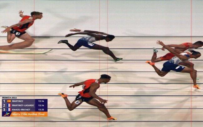 Foto finish de la apretada llegada a meta de Asier Mart&iacute;nez y el franc&eacute;s Pascal Martinot-Lagarde