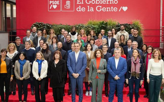 Pedro Sánchez, con sus ministros y otros cargos del PSOE durante la reunión mantenida este viernes. Pedro Sánchez, con sus ministros y otros cargos del PSOE durante la reunión mantenida este viernes.