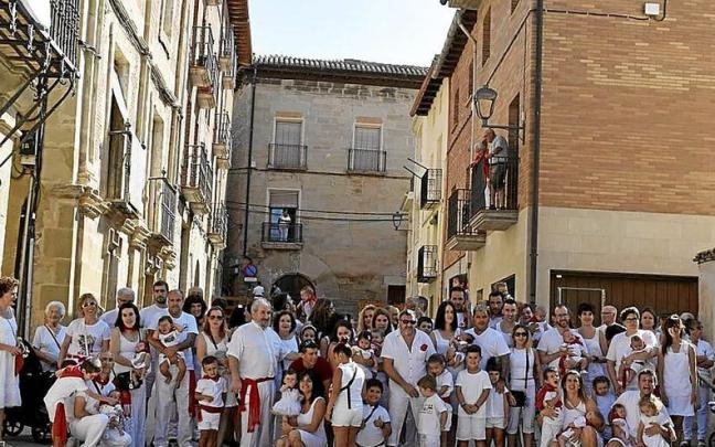 Los niños y niñas nacidos en el último año acompañados de padres y familiares con su primer pañuelo.