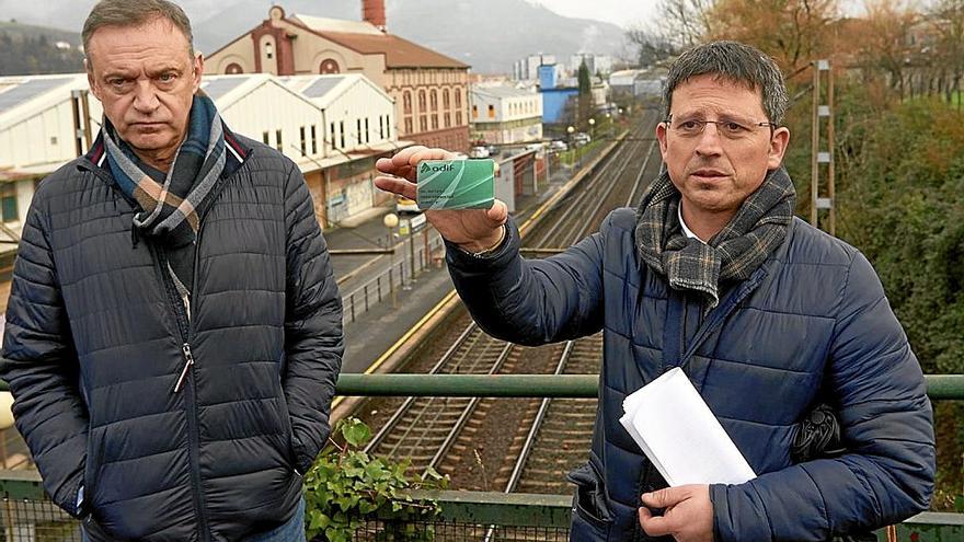 Gonzalo Faustmann (i) y Raúl Fuentes (d), cuya madre murió arrollada el pasado diciembre. | FOTO: EFE