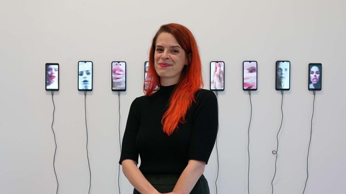 Victoria Ascaso presenta al público su proyecto 'So Sad' en la jornada de puertas abiertas de la Alhóndiga.