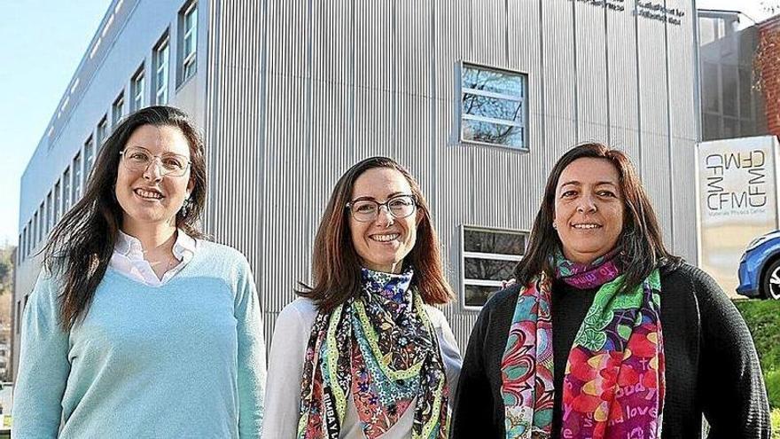 María Barra, Marina Kalashnikova y Celia Rogero, en el exterior del Centro de Física de Materiales.