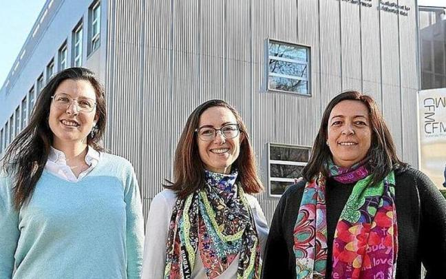 Mar&iacute;a Barra, Marina Kalashnikova y Celia Rogero, en el exterior del Centro de F&iacute;sica de Materiales.