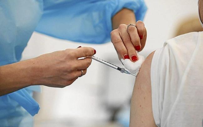 La EMA est&aacute; evaluando desde mediados del pasado mes de junio tanto la versi&oacute;n adaptada a &oacute;micron del suero de Pfizer como del de Moderna. | FOTO: E. P.