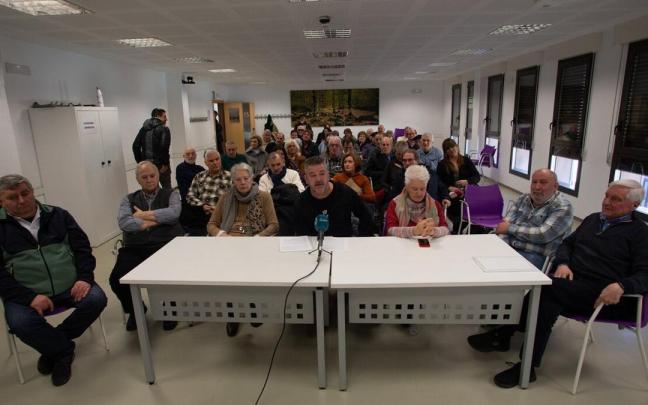 Lectura de manifiesto por parte de afiliados de EA de Navarra en contra de la actuación de la dirección nacional del partido. Lectura de manifiesto por parte de afiliados de EA de Navarra en contra de la actuación de la dirección nacional del partido.