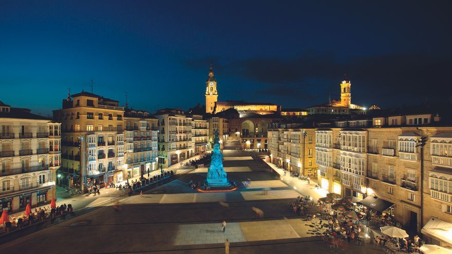 La emblemática plaza de la Virgen Blanca mejorará su alumbrado