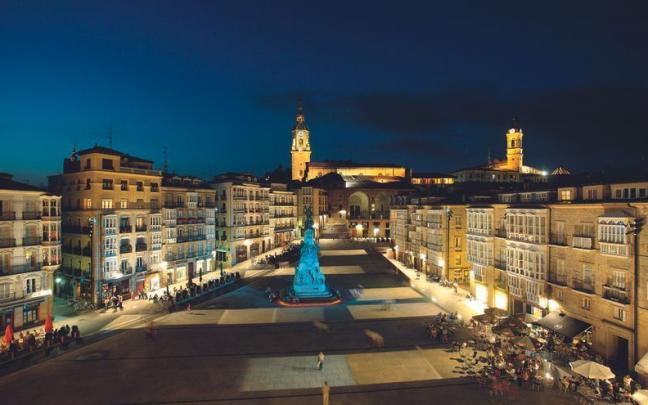 La emblem&aacute;tica plaza de la Virgen Blanca mejorar&aacute; su alumbrado