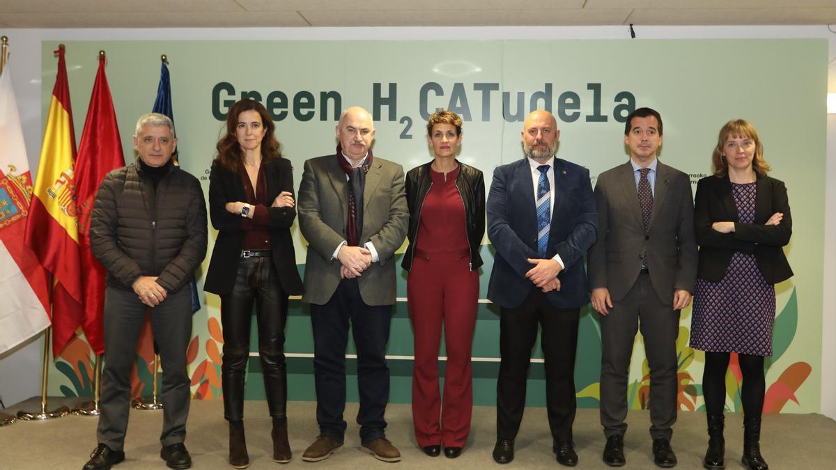 De izda. a dcha. Jesús Sesma, técnico de la CAT; Ana Ursúa, directora general de AIN; el presidente de la CAT y vicepresidente y consejero de Ordenación del Territorio, Vivienda, Paisaje y Proyectos Estratégicos, Jos&eac