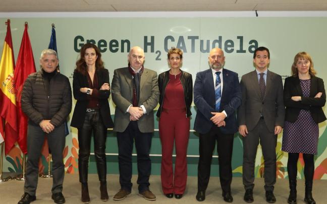 De izda. a dcha. Jesús Sesma, técnico de la CAT; Ana Ursúa, directora general de AIN; el presidente de la CAT y vicepresidente y consejero de Ordenación del Territorio, Vivienda, Paisaje y Proyectos Estratégicos, Jos&eac De izda. a dcha. Jesús Sesma, técnico de la CAT; Ana Ursúa, directora general de AIN; el presidente de la CAT y vicepresidente y consejero de Ordenación del Territorio, Vivienda, Paisaje y Proyectos Estratégicos, Jos&eac