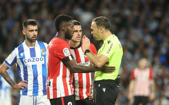 Iñaki Williams y Dani García protestan al colegiado una de sus decisiones ante la mirada de Brais Méndez. Iñaki Williams y Dani García protestan al colegiado una de sus decisiones ante la mirada de Brais Méndez.