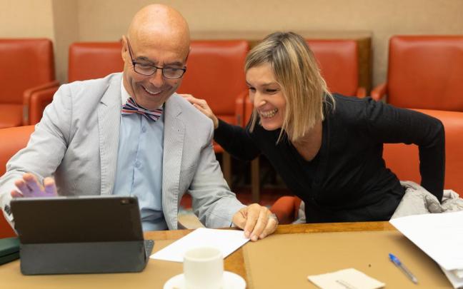 El socialista Antonio Hurtado y la jeltzale Idoia Sagastizabal, en la comisión