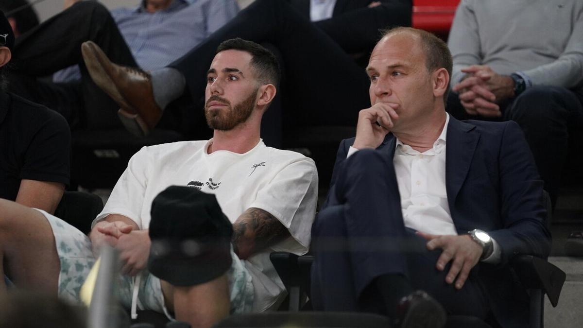 Vildoza viendo el partido Baskonia - Valencia Basket de cuartos de final de la Liga ACB.