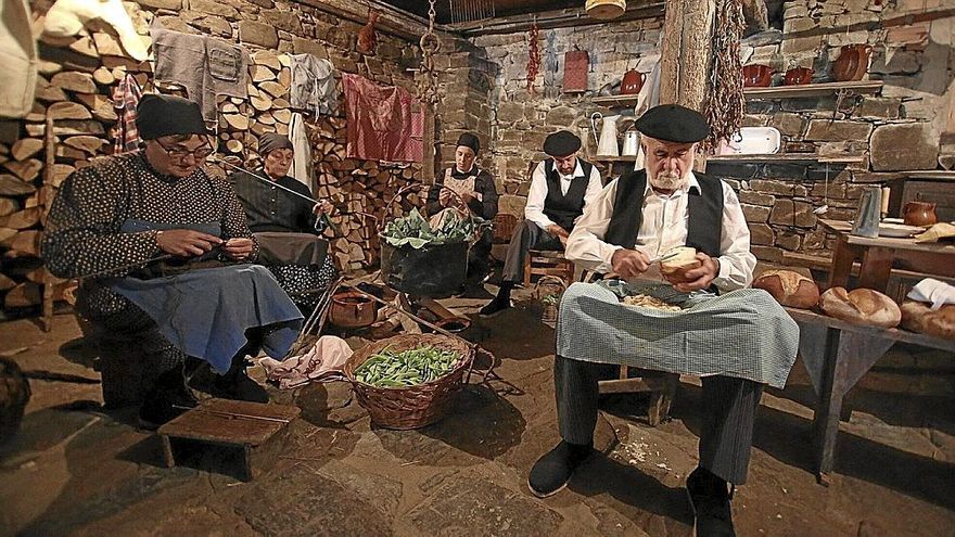 La borda acoge a la familia de Chus Villanueva y Mari Jose Eseverri.