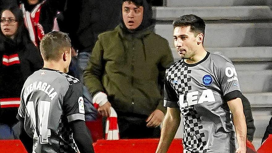 Alkain celebra junto a Tenaglia su gol ante el Granada en el Nuevo Los Cármenes.