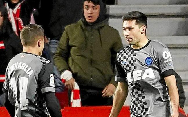 Alkain celebra junto a Tenaglia su gol ante el Granada en el Nuevo Los C&aacute;rmenes.
