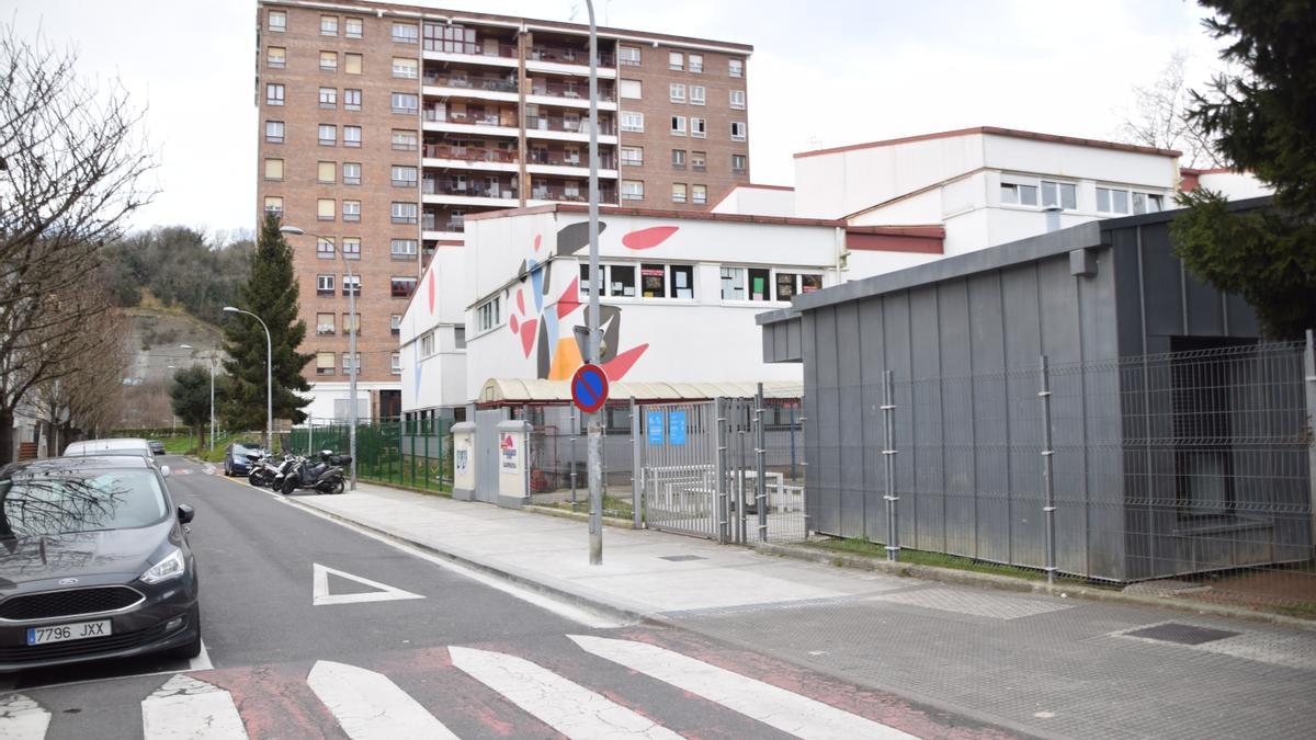 Entrada a la ikastola en la calle Ibaialde, que se ha ensanchado.