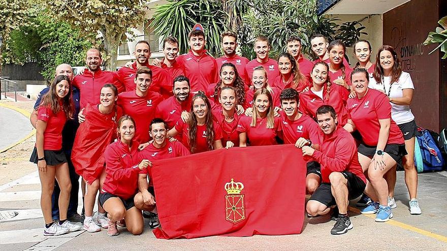 La selección navarra absoluta de pádel, masculina y femenina, en el Campeonato por Autonomías. | FOTO: CEDIDA