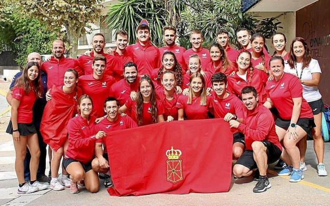 La selección navarra absoluta de pádel, masculina y femenina, en el Campeonato por Autonomías. | FOTO: CEDIDA La selección navarra absoluta de pádel, masculina y femenina, en el Campeonato por Autonomías. | FOTO: CEDIDA
