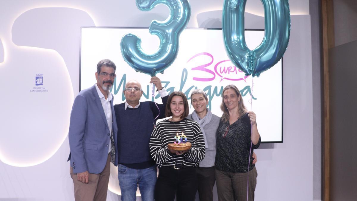 El alcalde, Eneko Goia, junto a miembros de Bagera y participantes en el programa Mintzalaguna