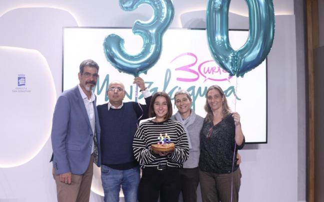 El alcalde, Eneko Goia, junto a miembros de Bagera y participantes en el programa Mintzalaguna El alcalde, Eneko Goia, junto a miembros de Bagera y participantes en el programa Mintzalaguna