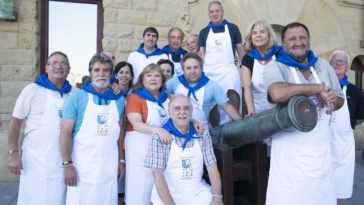 Los socios y socias de la Unión Artesana están felices porque esta tarde por fin cantarán el ‘Artillero’.