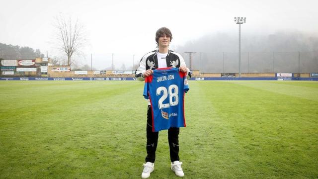 Julen Jon Guerrero, presentado como jugador del Amorebieta Julen Jon Guerrero, presentado como jugador del Amorebieta