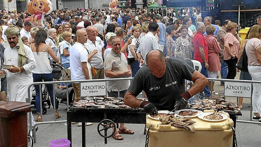 Plaza Nagusian parrillan egindako hegaluzearen dastaketa arrakastatsua izan zen beste behin ere.