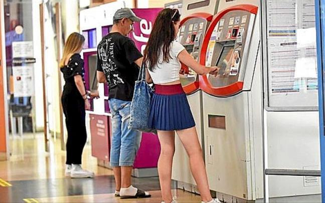 Usuarios de Renfe en Donostia.