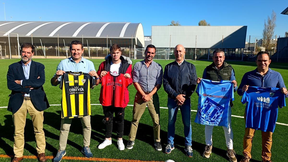 Iñigo Asensio y Manuel Abajo junto a representantes de los clubes que juegan en Lasesarre, Barakaldo, Pauldarrak, Ikhoba y Dosa Salesianos en el renovado césped de Lasesarre