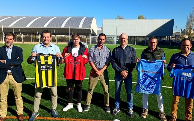 Iñigo Asensio y Manuel Abajo junto a representantes de los clubes que juegan en Lasesarre, Barakaldo, Pauldarrak, Ikhoba y Dosa Salesianos en el renovado césped de Lasesarre