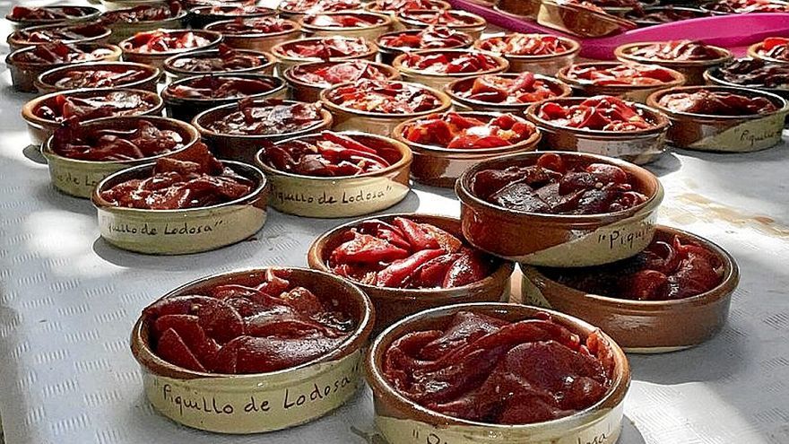 Las cazuelillas de pimientos que los vecinos degustaron.