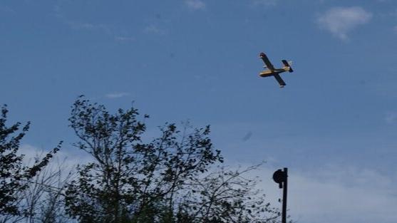 El hidroavión está realizando varias pasadas descargando agua