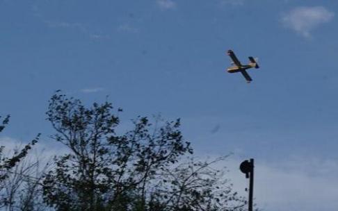 El hidroavión está realizando varias pasadas descargando agua El hidroavión está realizando varias pasadas descargando agua