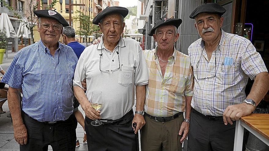 Endika Mogrobejo; el presidente de la asociación de amigos de la boina, Pablo Vélez, Jesús Mari Arberas y Patxi Carbayeda. | FOTOS: OSKAR M. BERNAL