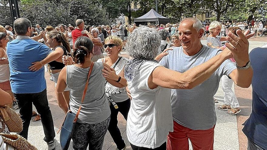 Bailes populares tradicionales y al ‘agarrao’ en el Boulevard