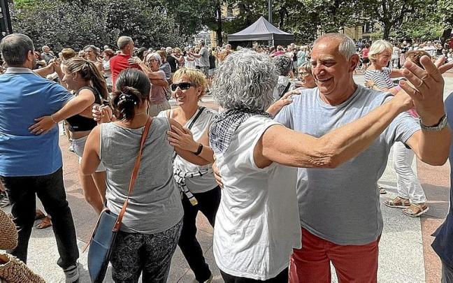 Bailes populares tradicionales y al ‘agarrao’ en el Boulevard