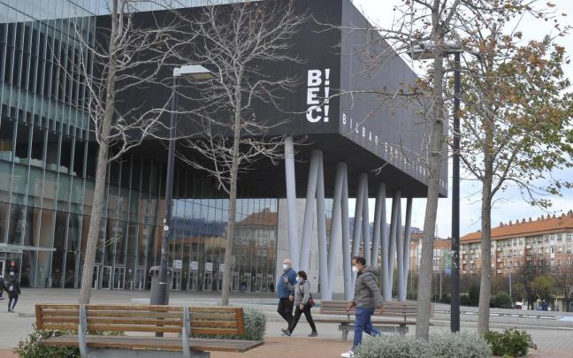Personas caminando por las inmediaciones del BEC, en Barakaldo.