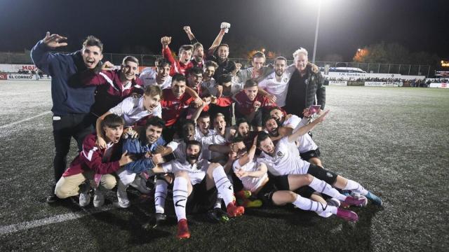 Los futbolistas del Gernika festejan la machada de eliminar en la primera ronda al Legan&eacute;s