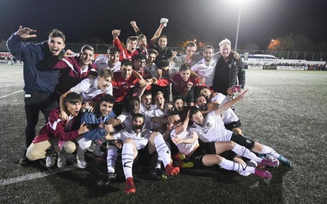 Los futbolistas del Gernika festejan la machada de eliminar en la primera ronda al Legan&eacute;s