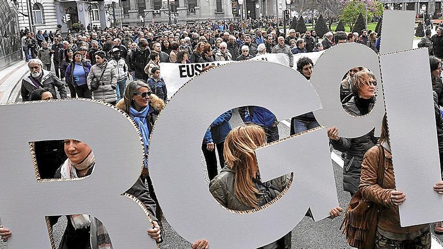 Imagen de archivo de una manifestación celebrada en Bilbao para mejorar el sistema de la Renta de Garantía de Ingresos.