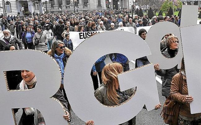 Imagen de archivo de una manifestación celebrada en Bilbao para mejorar el sistema de la Renta de Garantía de Ingresos. Imagen de archivo de una manifestación celebrada en Bilbao para mejorar el sistema de la Renta de Garantía de Ingresos.