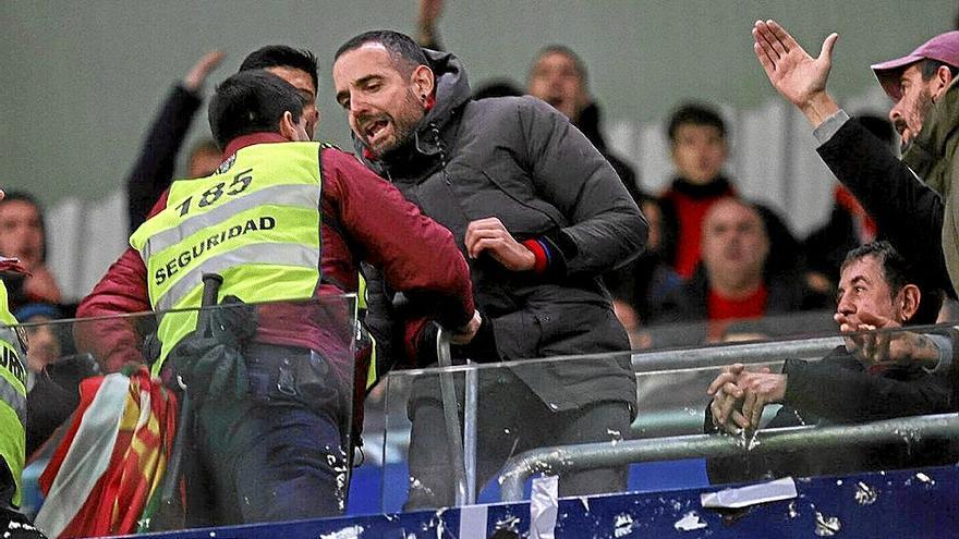 Eneko Compains discute con el miembro de seguridad del club que sostiene sus banderas.