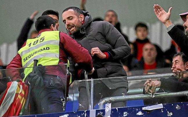 Eneko Compains discute con el miembro de seguridad del club que sostiene sus banderas. Eneko Compains discute con el miembro de seguridad del club que sostiene sus banderas.