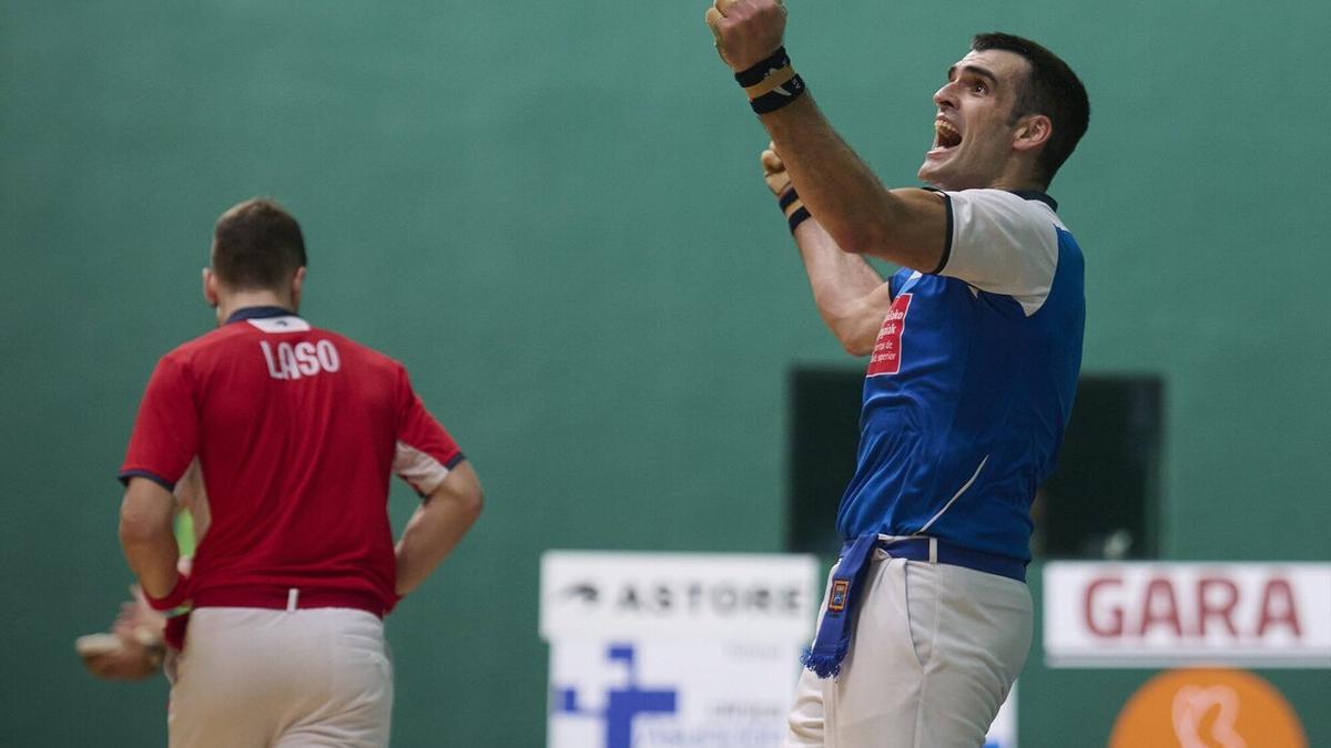 Joseba Ezkurdia celebra el triunfo ante un abatido Unai Laso.