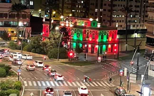 El edificio de Aguas de Murcia, en la capital, iluminado de verde y rojo. El edificio de Aguas de Murcia, en la capital, iluminado de verde y rojo.