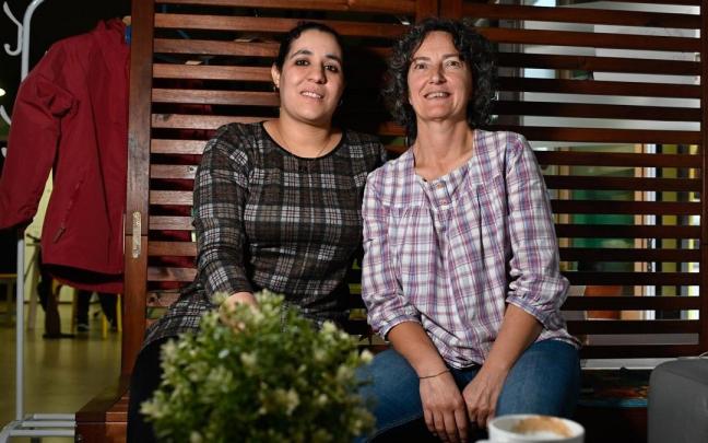 Siham Guerioz, una mujer que ha estado en situación de exclusión residencial extrema, junto a Sonia Gorbeña, educadora social de la asociación Bizitegi.