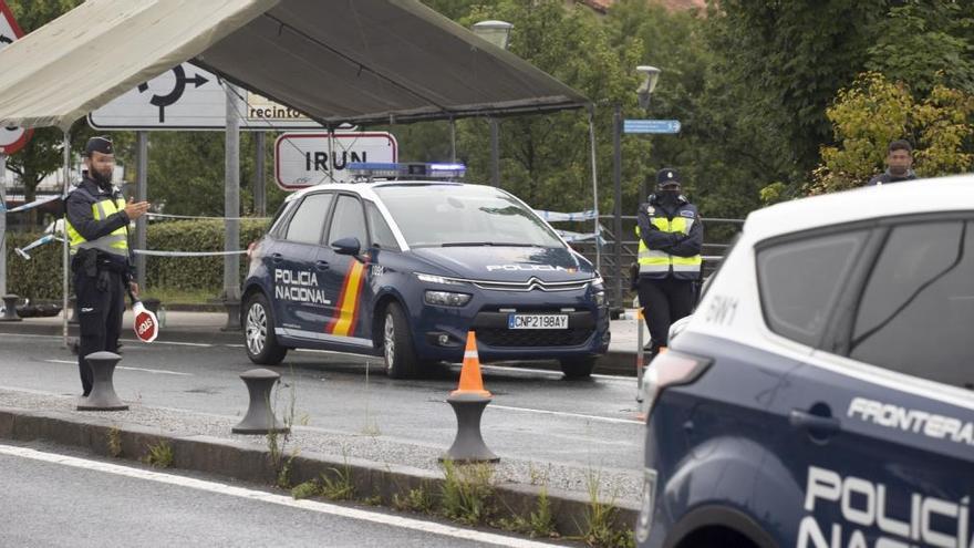 Agentes de la Policía Nacional establecieron controles en la frontera de Irun.