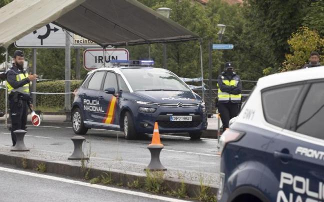 Agentes de la Polic&iacute;a Nacional establecieron controles en la frontera de Irun.